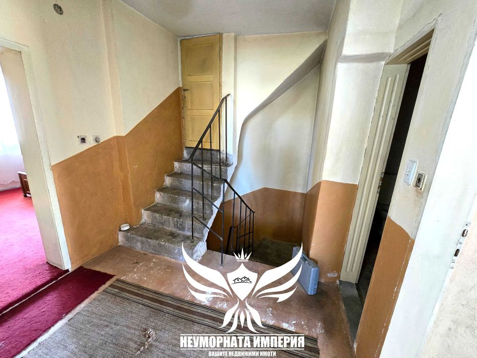 Продавам тристаен с гараж, партерни стаи и 219кв. двор в гр.Асеновград