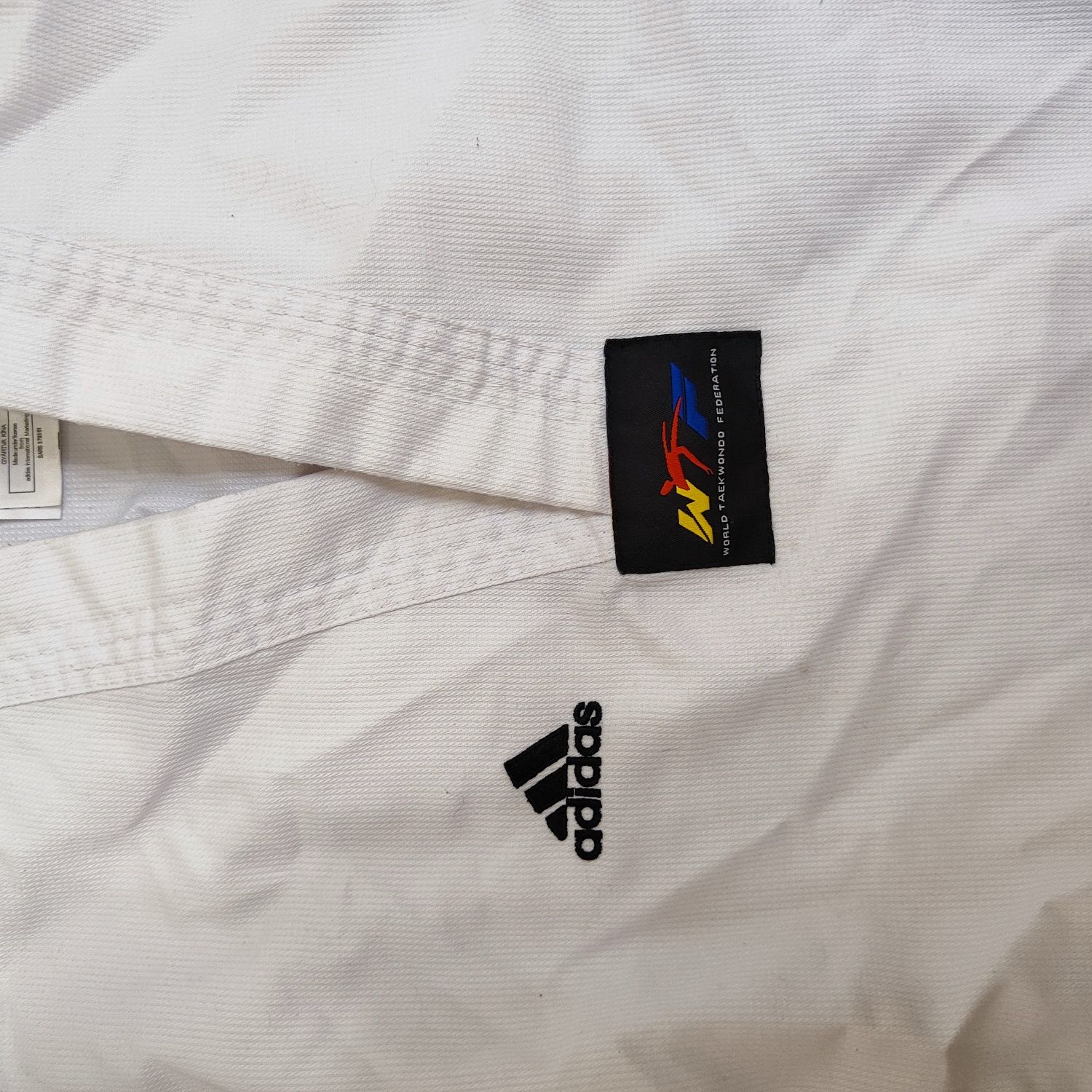 Adidas кимоно за карате, джудо или таекуондо