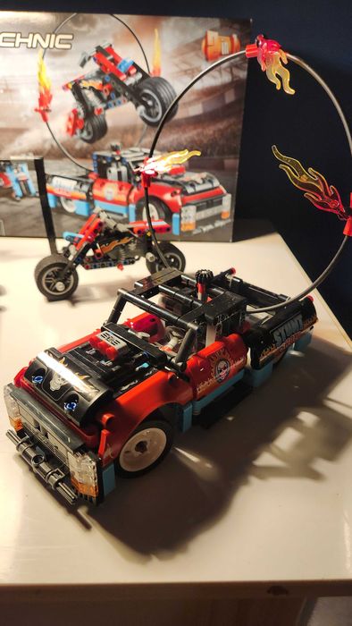 LEGO Technic Camion si motocicleta pentru cascadorii 42106, 610 piese