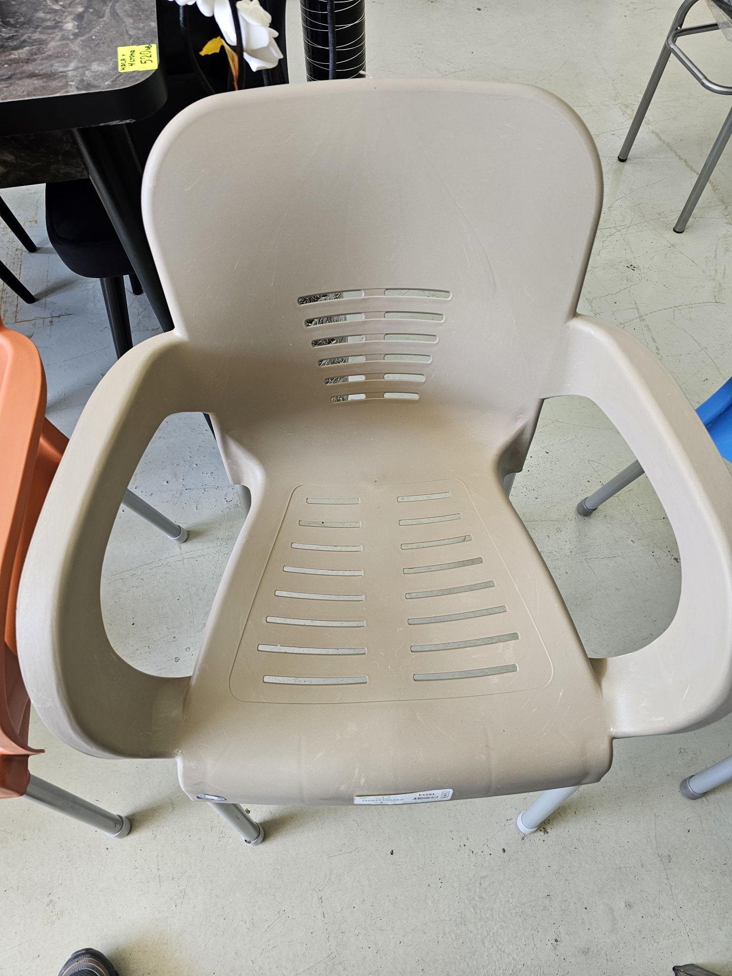Стол Столове с метални крака Чисто нови Ограничено количество