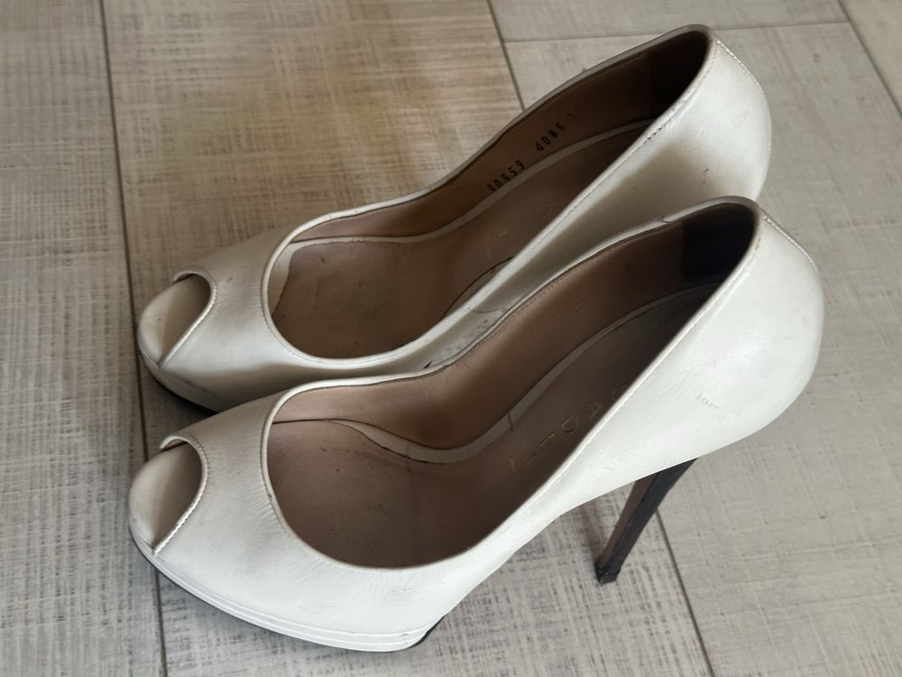 Оригинални бели обувки casadei