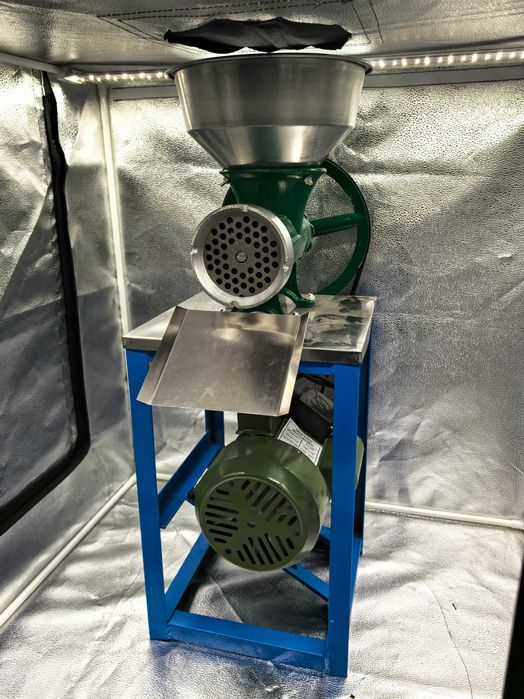 Masina de carne cu masa si motor 1.5 kW 699 lei