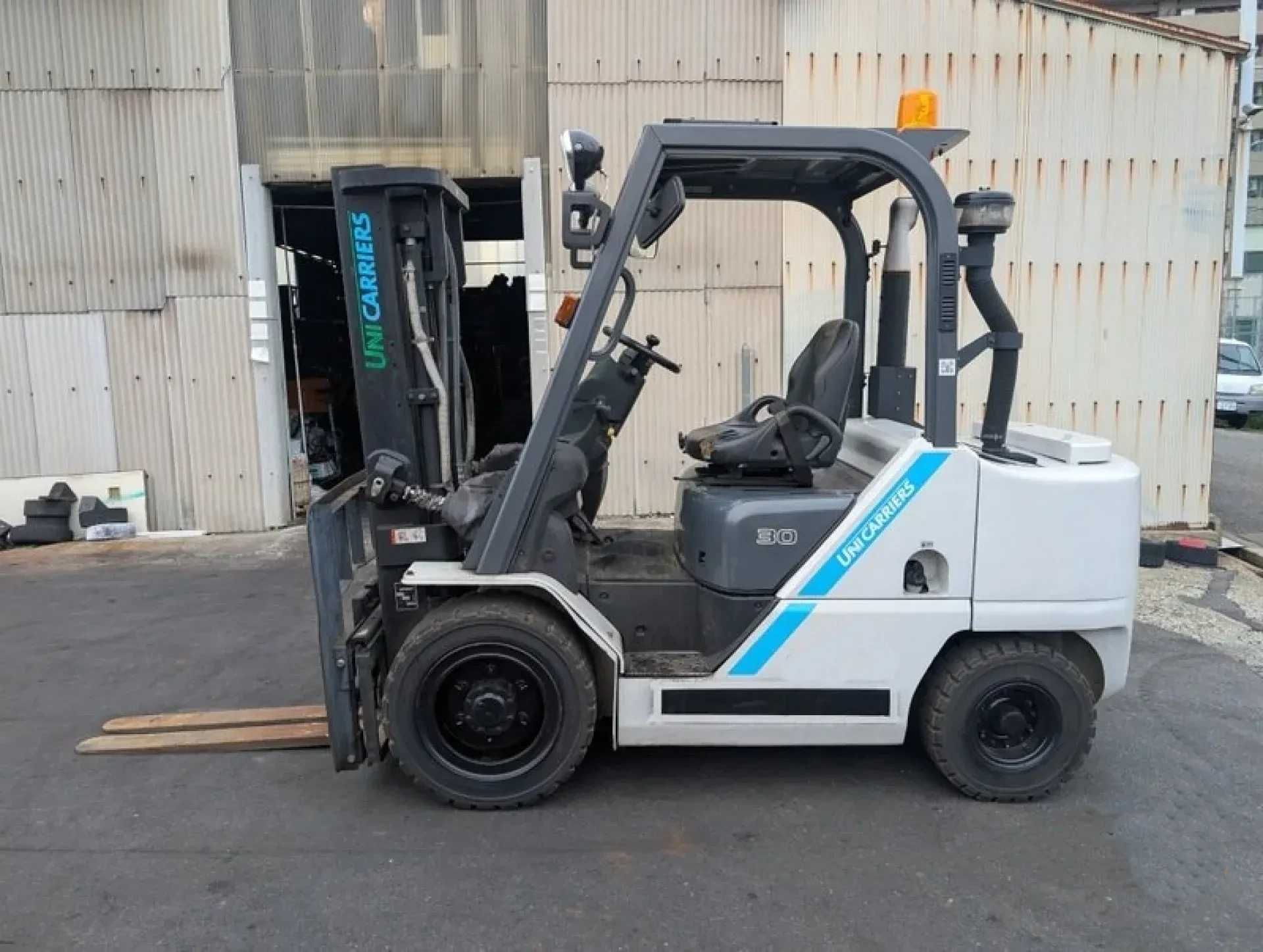 motostivuitor diesel 3 tone Nissan Unicarriers an fab 2020 ore 2000