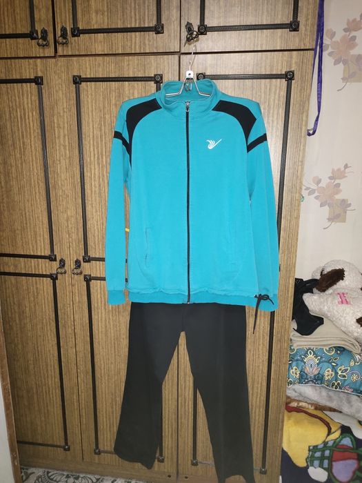 Продам женские спортивные костюмы