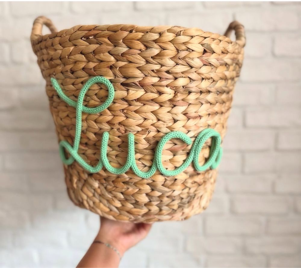 Coș de jucării personalizat cu nume din șnur tricotat