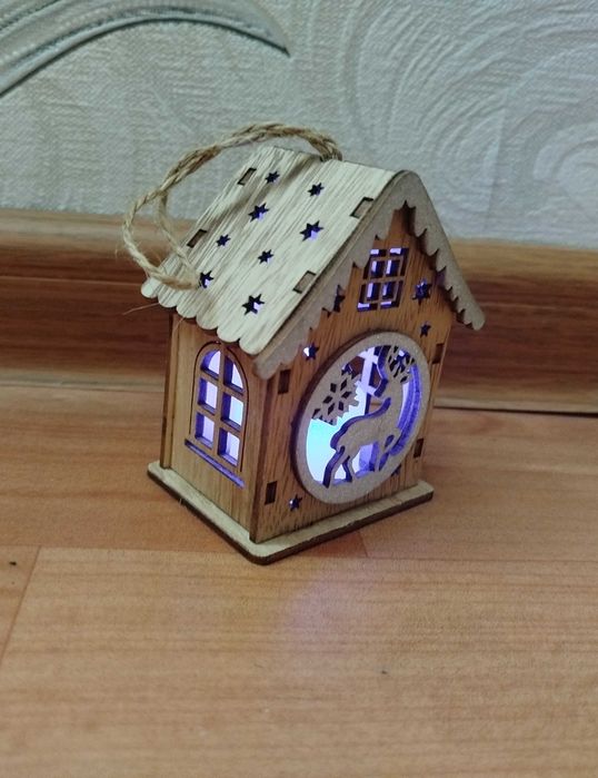 Светящийся домик, внутри свеча