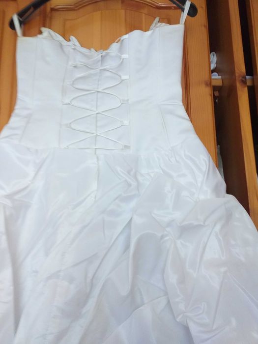 Vand rochie de mireasa, 500 lei, negociabil.
