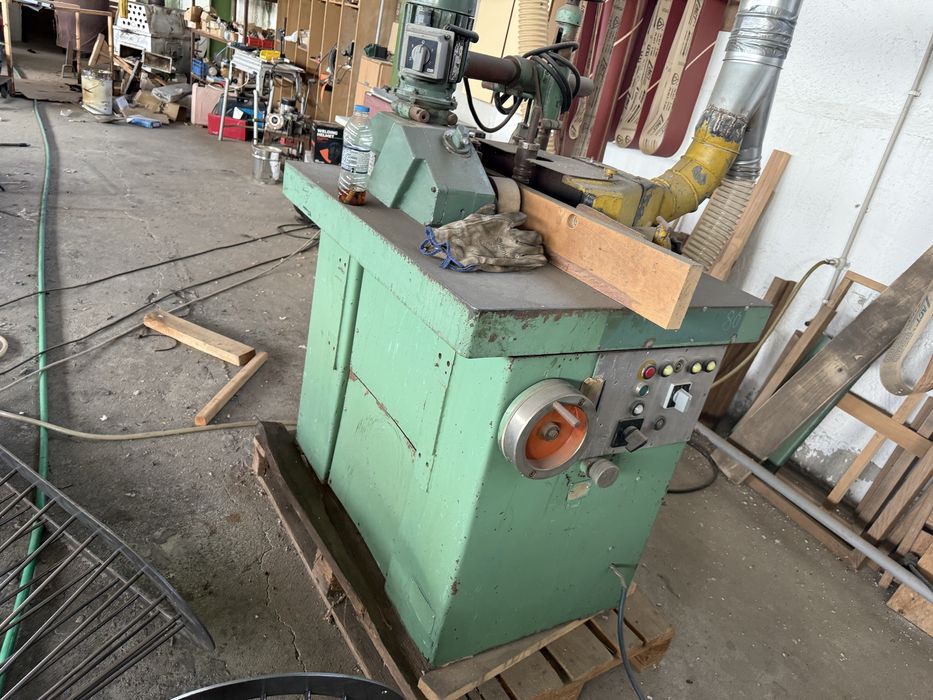 Дървообработваща фреза с подавател