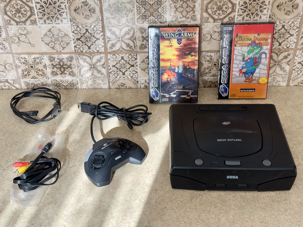 Sega Saturn functional cu doua cd-uri si controller