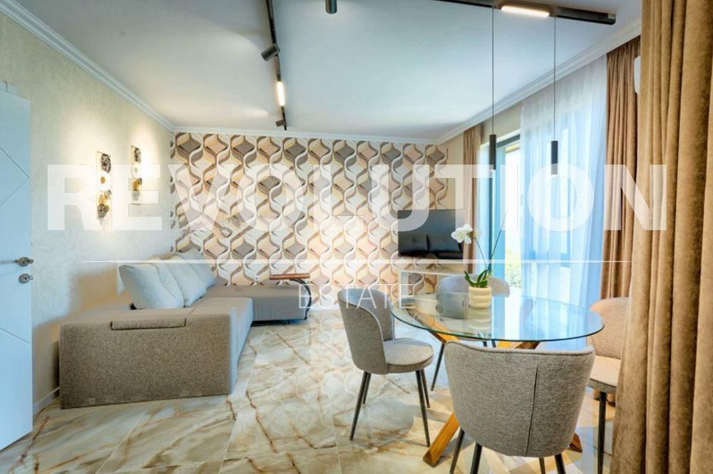 Тристаен апартамент в района на Галата!