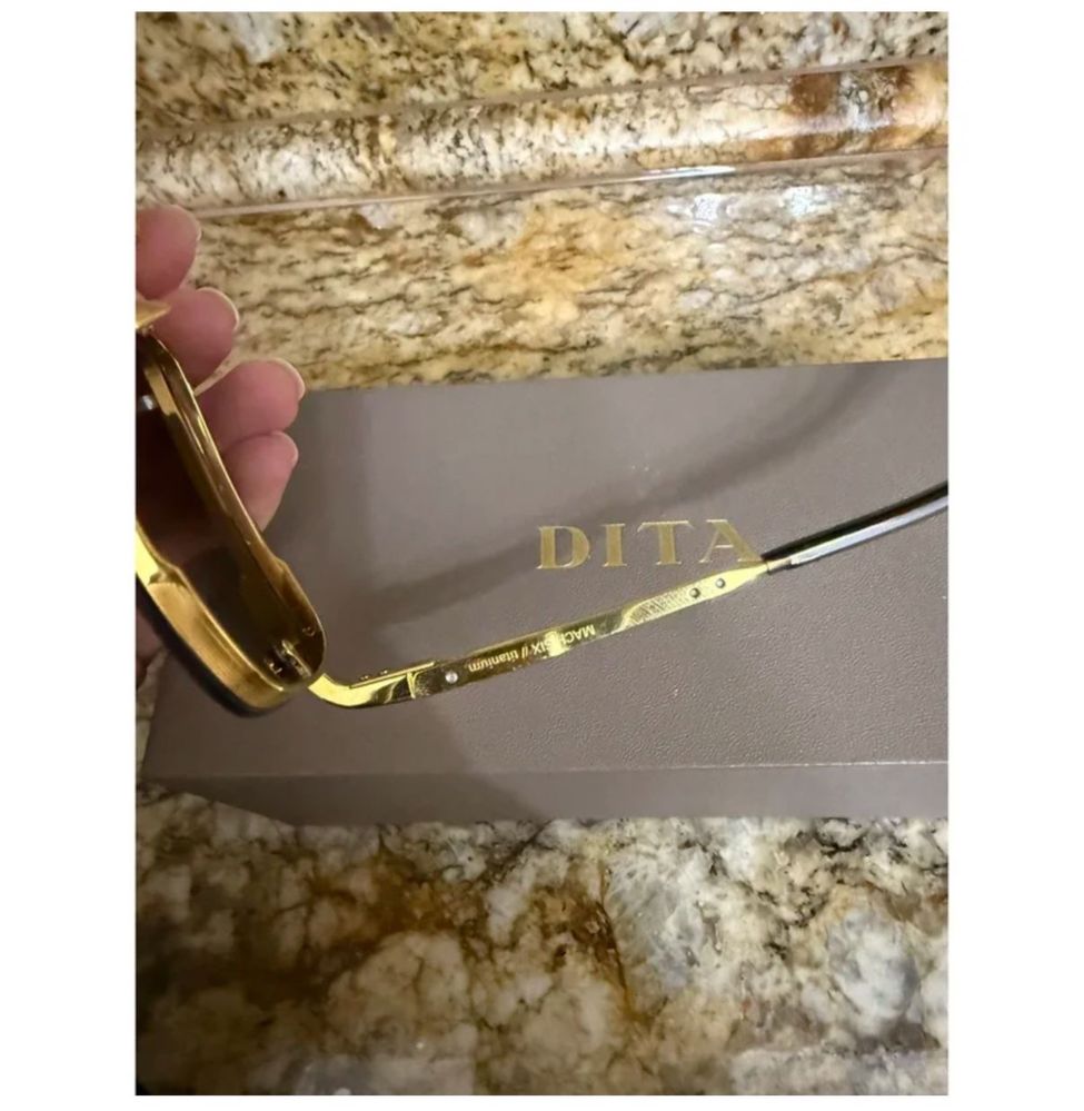 Vand ochelari dita march six aproape noi