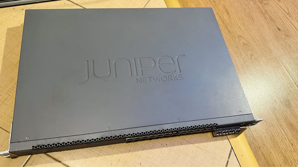 Swtich Juniper EX-3300 PoE+ 24port gigabit + 4x SFP+ 10Gbps