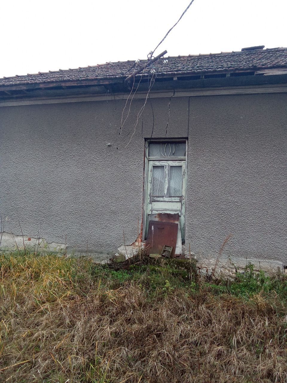 Продава се къща с голям двор