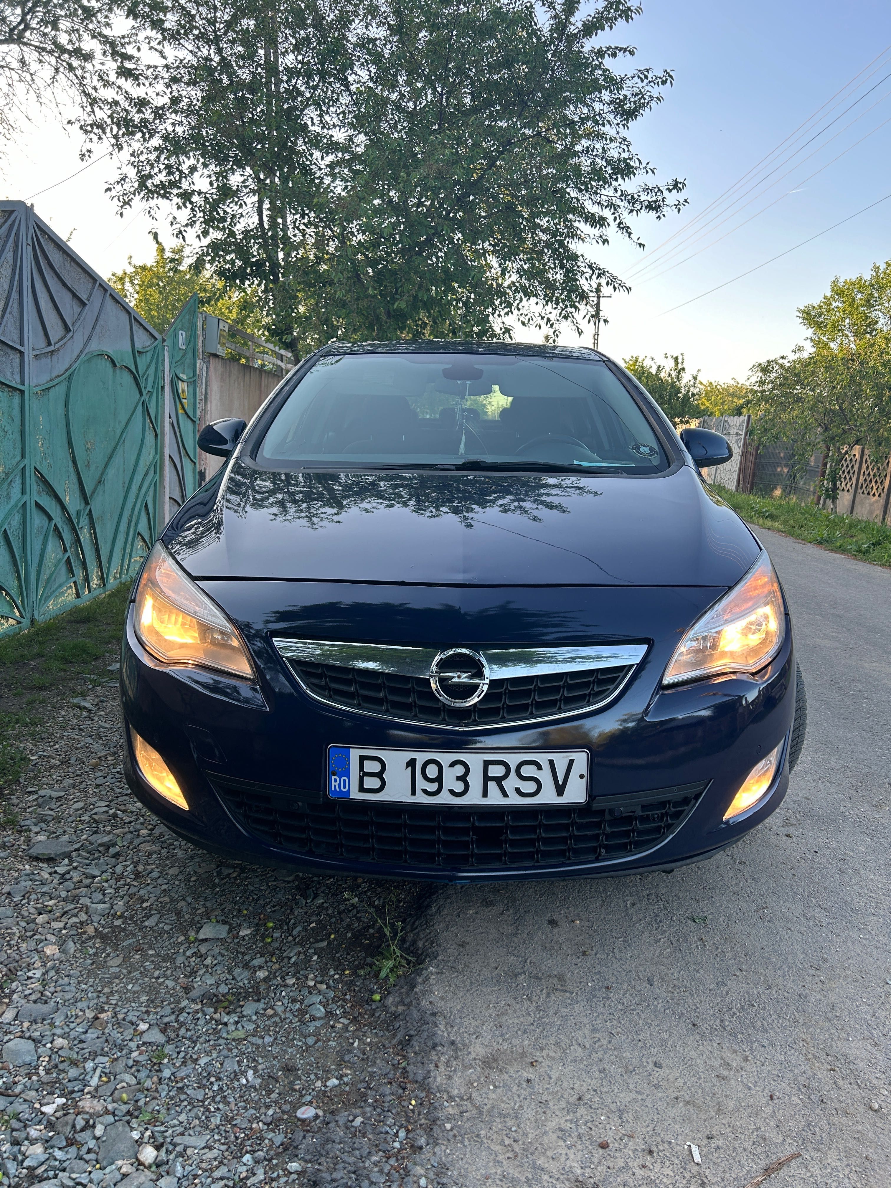 Opel Astra J 2011