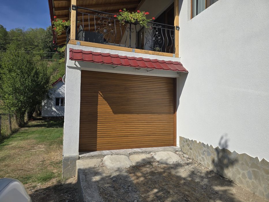 Usa garaj tip rulpu din aluminiu
