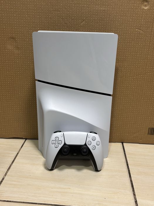 MDM vinde: Consola PS5 Slim, Disc Edition, 1TB.