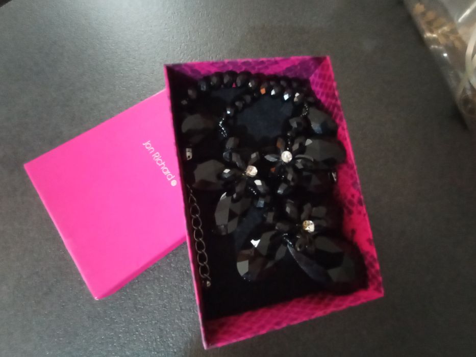 Vând colier deosebit Jon Richard