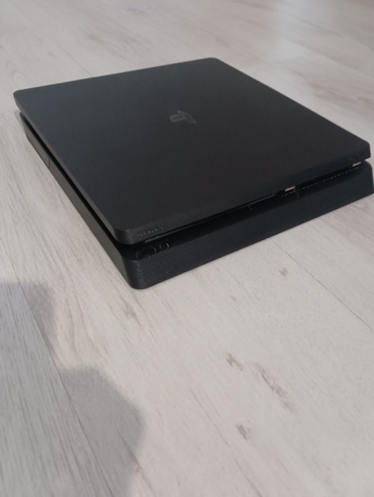 Playstation 4 slim 1TB + 4 джойстика + 3 игри