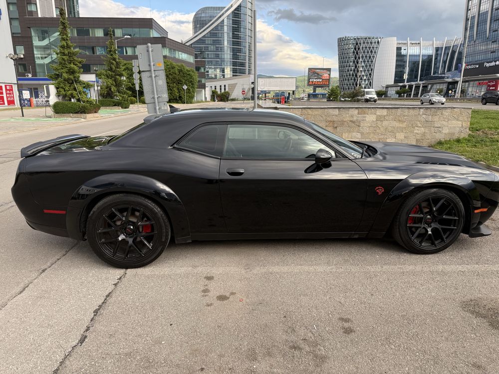 Кола под наем за бал, сватба, клип Dodge Challenger SRT Hellcat