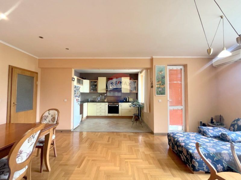 Продава се Тристаен апартамент в Варна, Бриз - 120 кв.м за 1959 €/кв.м - Снимка #9