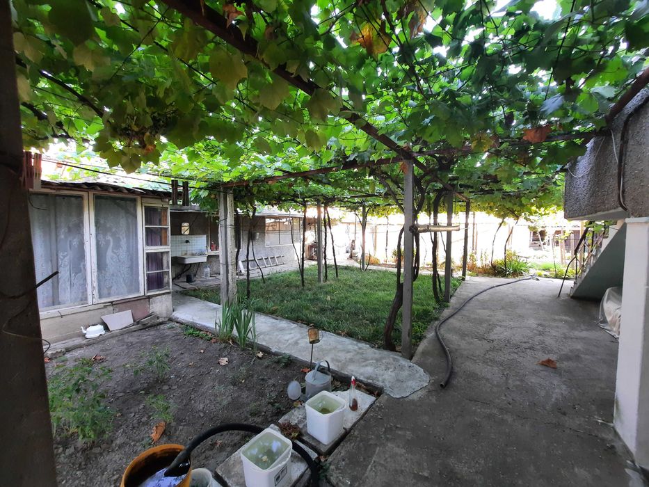 Продавам къща на 2 етажа с 2 гаража и доп. постройки