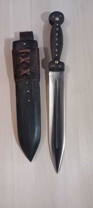 Кама, "ергенска",дървена кания с кожен държач.