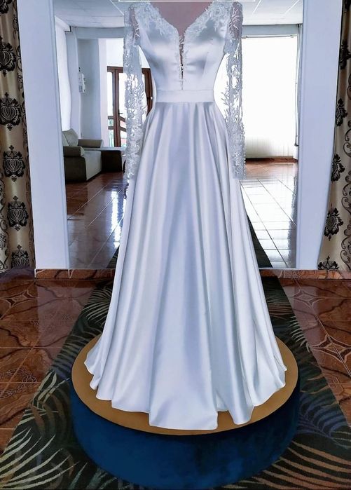Vand rochie de mireasa marimea S-M