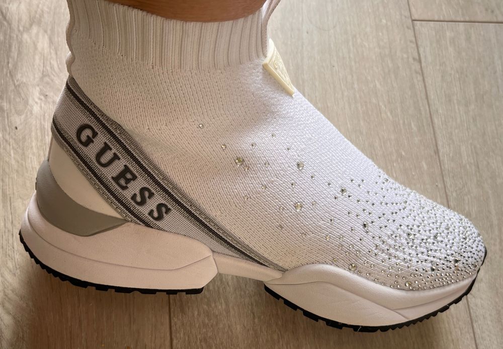 Sneakers guess aproape noi