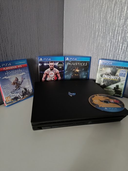 Продавам конзола Playstation 4 Pro плюс игри