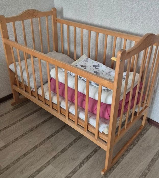 Детская кроватка с механизмом укачивания,в отличном состоянии