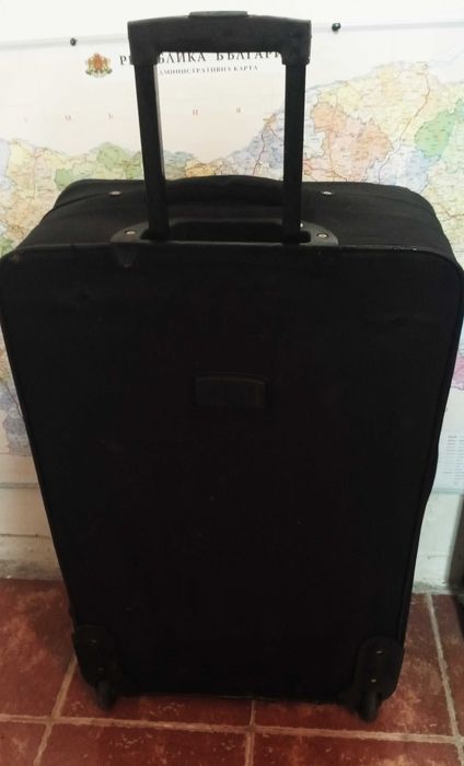 Куфар голям с дръжка на колела