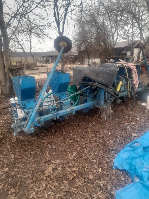 Vând semănătoare porumb