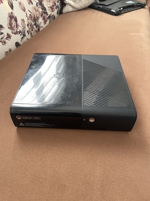 Xbox 360 E със игри