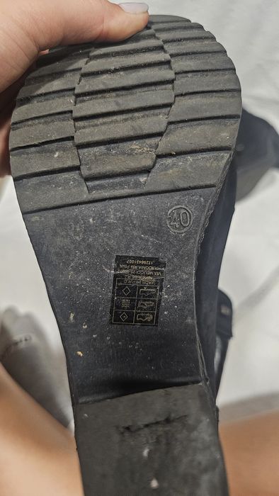 Ghete negre cu toc, nr 40