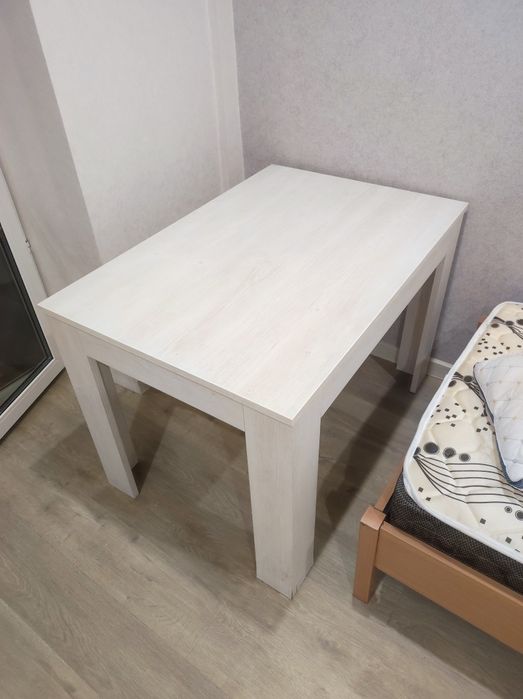 Обеденный стол в отличном состояни. Производство Беларусь и