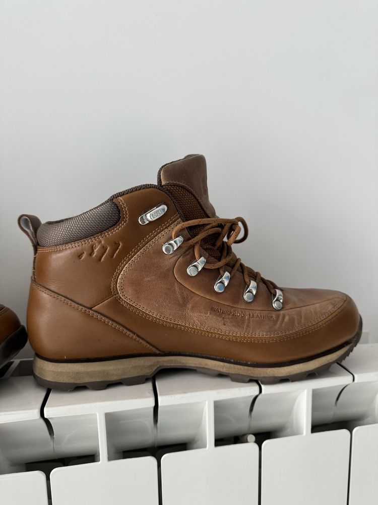 Мъжки обувки Helly Hansen и New balance
