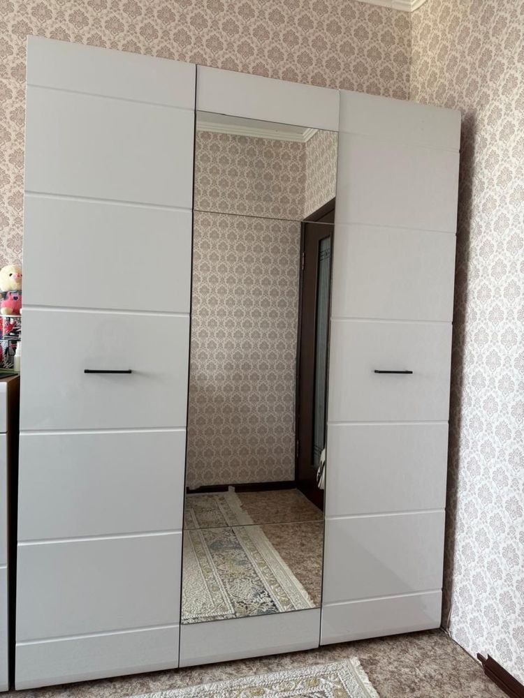 Продам шифоньер и шкаф для прихожей