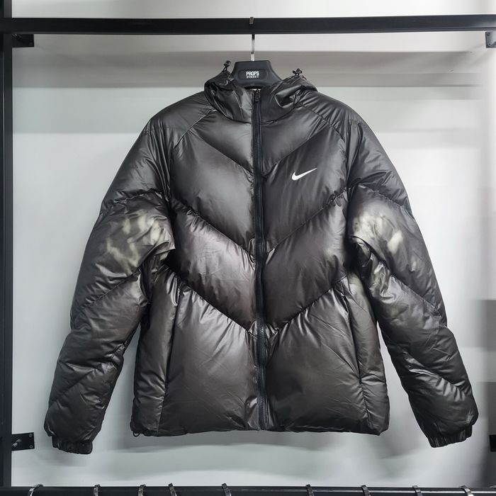 Пуховик Nike термохромный
