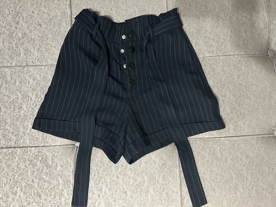 Женские шорты в полоску с высокой талией и поясом