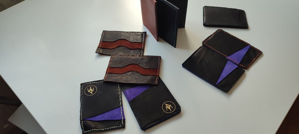 Portmonee de piele și brățări făcute manual