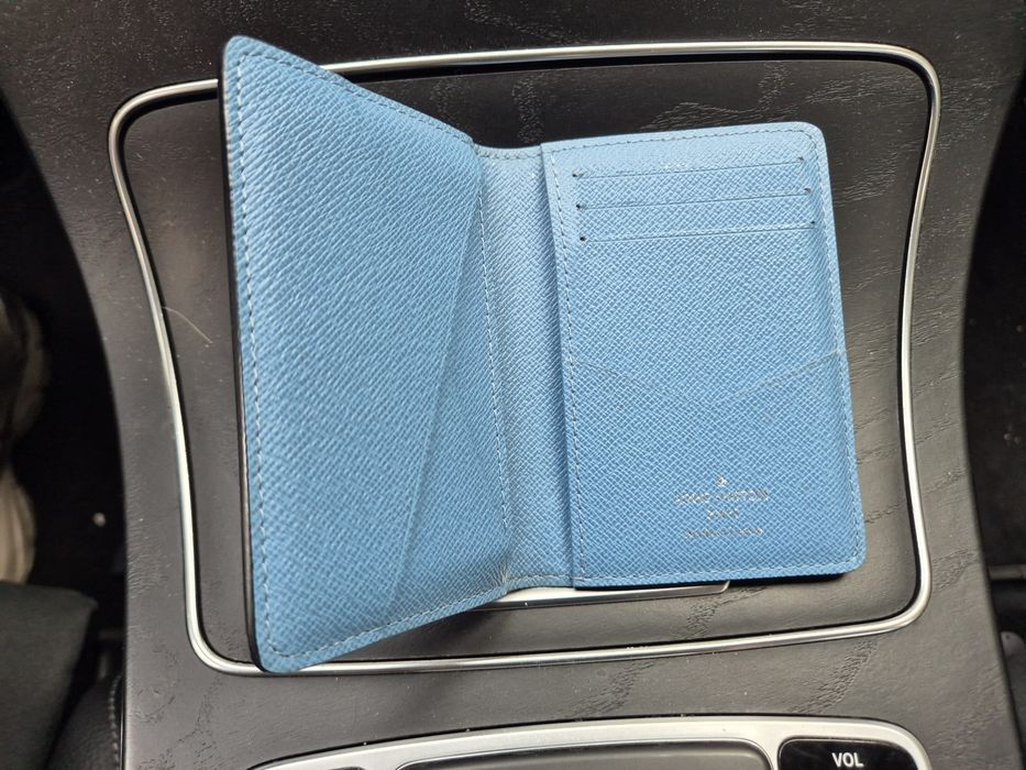 Vând portcard Louis Vuitton
