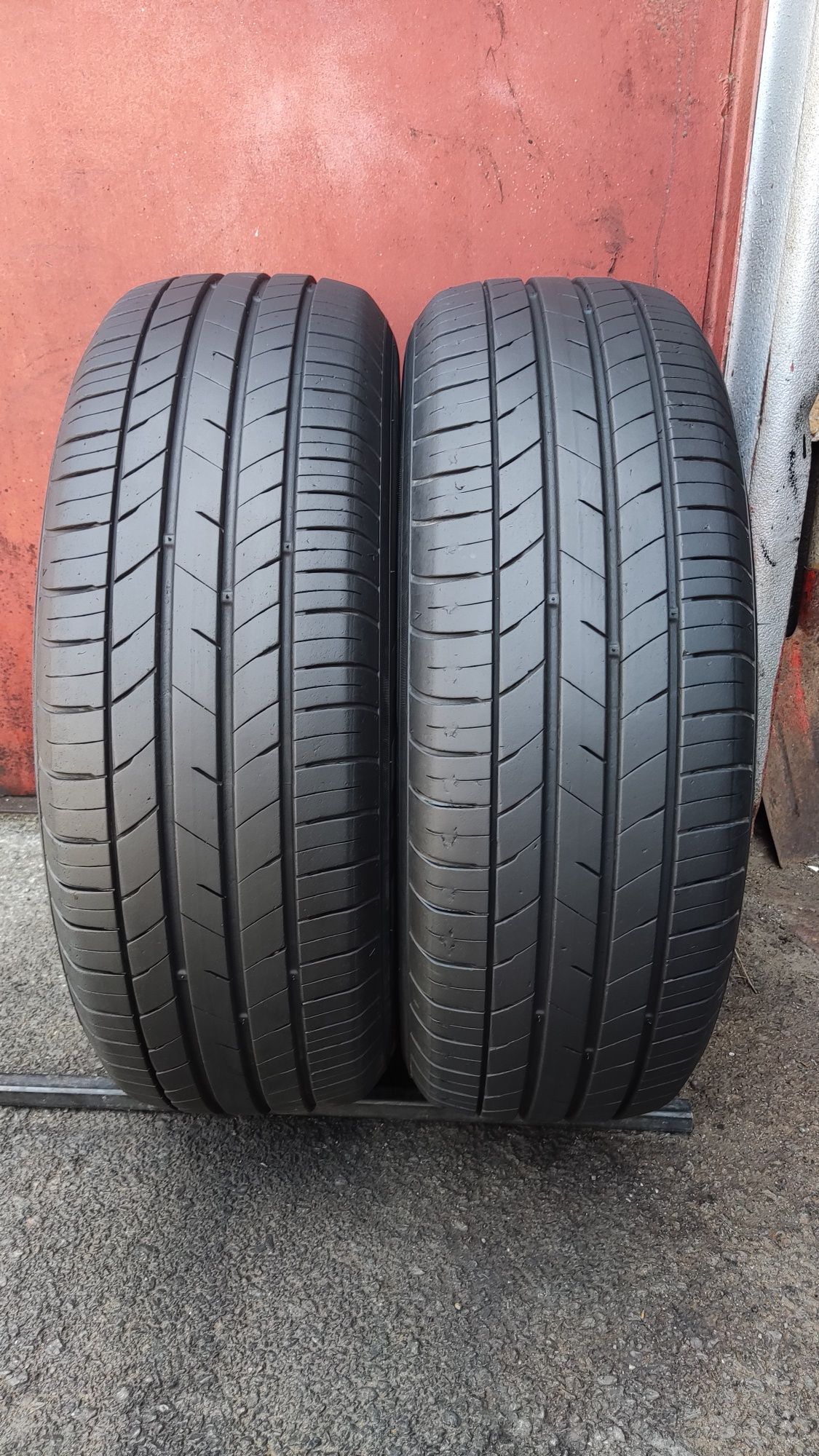 2бр. летни гуми 205/65/15 Kumho Ecsta HS52
dot5121
7mm
Добро състояние