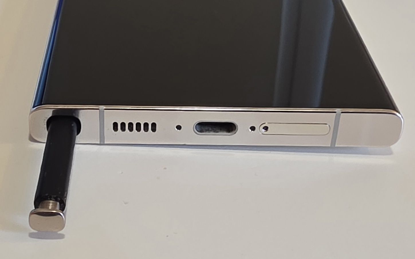 Продавам S23 Ultra 512 GB Cream с нов дисплей и нова батерия