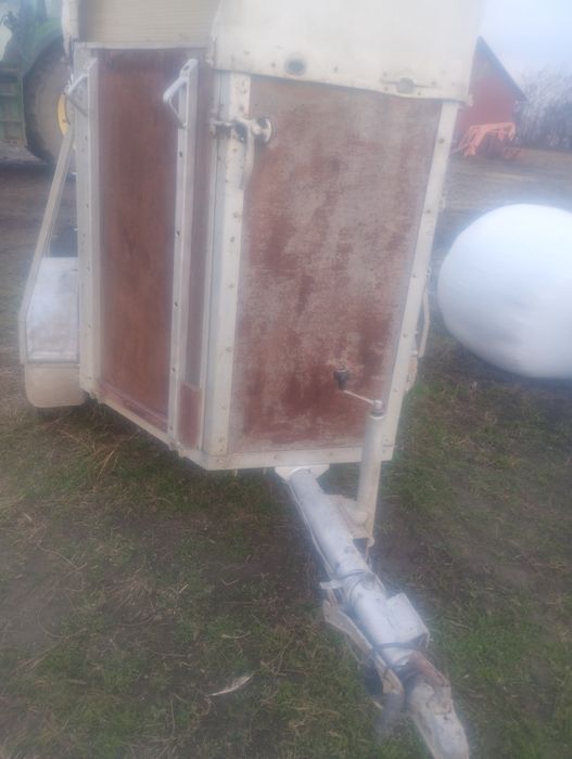 Remorcă de transportat cai