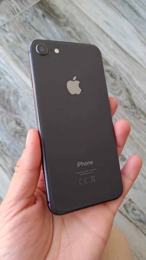 iPhone 8, 2018г, 1 хозяин, все документы и зарядка на руках