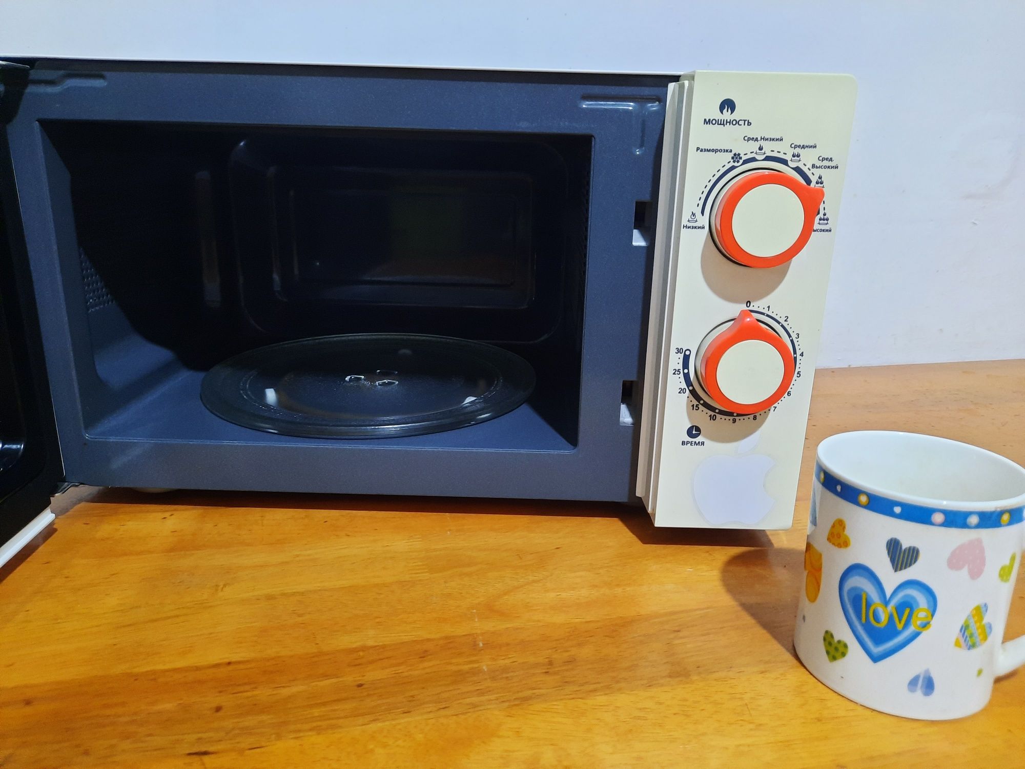 Продам микроволновую печь AVA