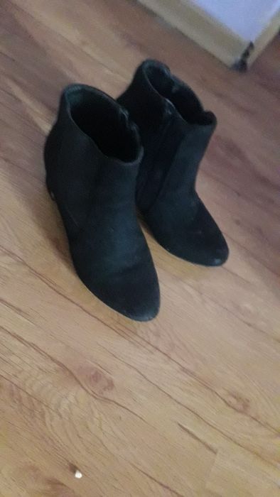 Vand papucii negru
