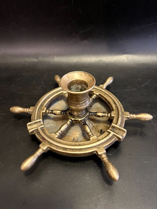 Scrumiera in forma de timona decorată cu un sfeșnic