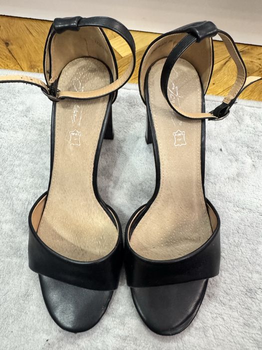 Черни токчета.