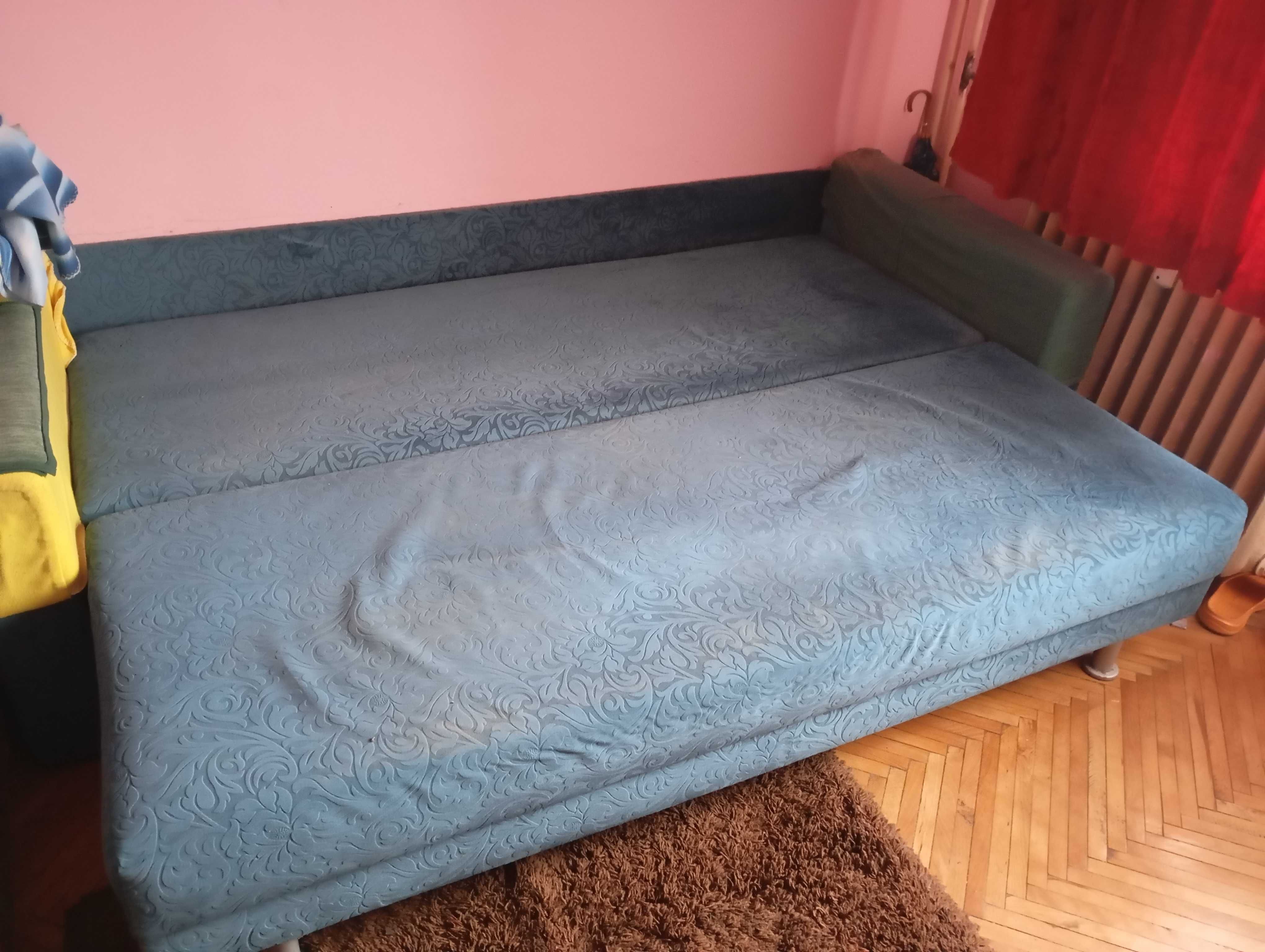 Vând 2 canapele extensibile+1 mică,1 frigider,2 dulăpioare+măsuță cafe